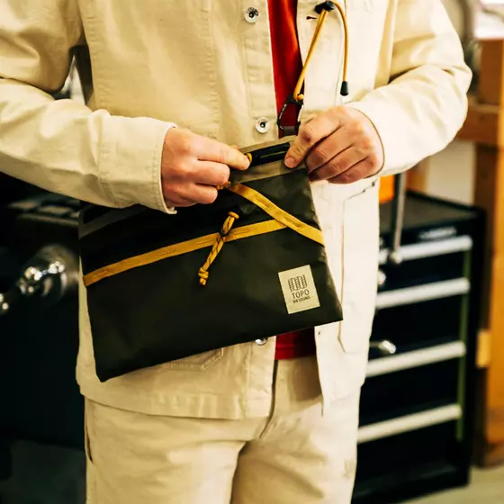 Mountain Accessory Shoulder Bag Oil Green von Topo Designs