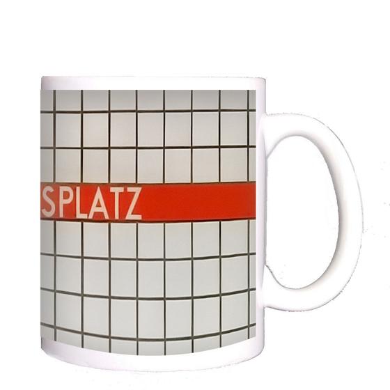 U-Bahn-Tasse Aufsessplatz der Nuernberger Linie U1 in der originalgetreuen Stations-Gestaltung - weiße Schrift auf rot-orangem Streifen mit weißen Kachelhintergrund 