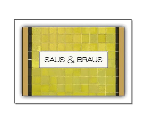 Abildung eines erdachten U-Bahnhof-Namens "Saus und Braus" - Gelbe quadratische Fliesen, rechts und links gesaeumt von einer Reihe schwarz und einer Reihe sandfarben zum Abschluss - mit weissem Schild und schwarzer Schrift