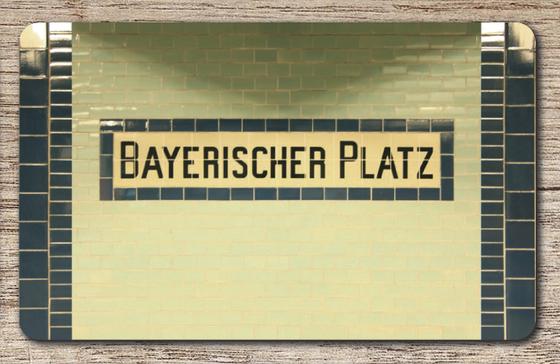 Fruehstuecksbrettchen mit der originalen Ansicht der Hintergleiswand des Berliner U-Bahnhofs Bayerischer Platz der U4 - dunkelblaue Klinkerfliesen mit beige und hellblau 