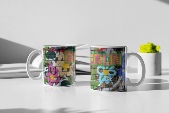 Kaffetasse Flowerpower Streetart Kaffetasse roter Schriftzug  mit grünem Rand auf buntem Hintergrund mit Blumen Flowerpower Streetart Kaffetasse roter Schriftzug  mit grünem Rand auf buntem Hintergrund mit Blumen 
