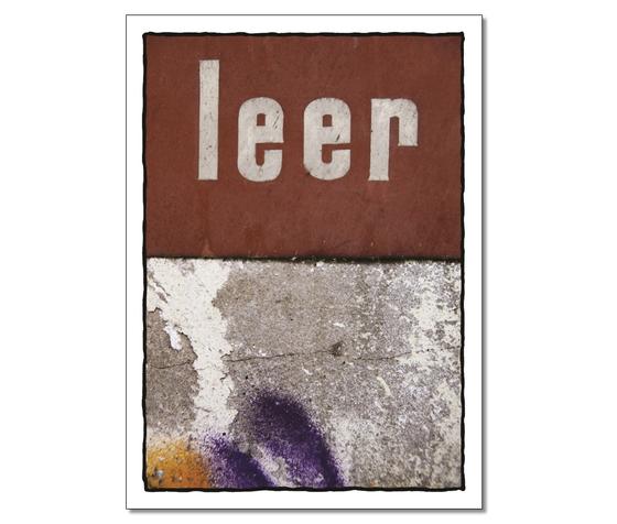 Klassische Postkarte - Foto einer Wandaufschrift mit dem Wort: leer. 
