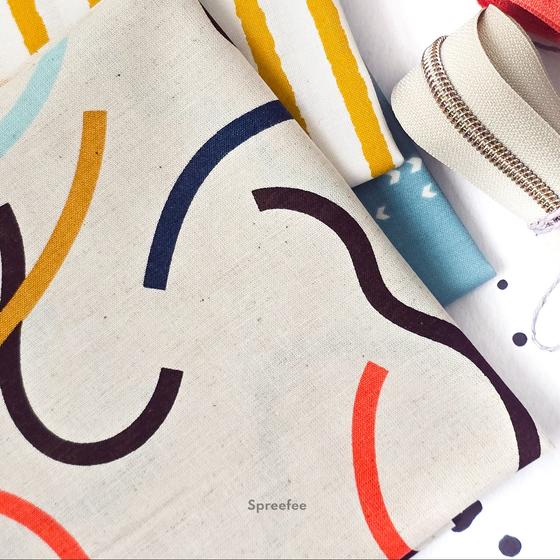 Japanischer Baumwoll-Leinen-Canvas mit dynamischem Linienmuster in modernen Farben. Ideal für Taschen, Accessoires und grafische Nähprojekte.