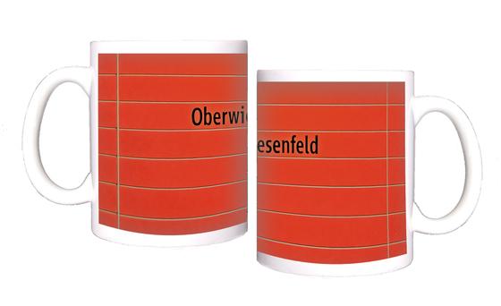 U-Bahnhof Oberwiesenfeld Kaffeetasse - schwarze Schrift auf rotem Untergrund mit grauen Querfugen