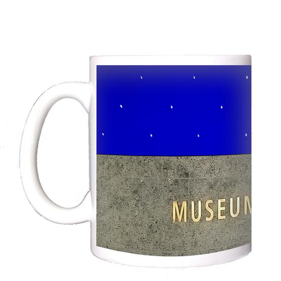 U-Bahn-Tasse Berlin Museumsinsel - Linie U5 in der originalgetreuen Stations-Gestaltung: grauer Granit mit gueldenen Buchstaben und einer blauen Decke mit symbolischem Sternenhimmel