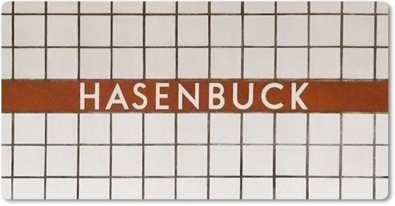 U-Bahn-Magnet Nuernberg Hasenbuck der Linie U1 in der originalgetreuen Stations-Gestaltung - weisser Fliesenspiegel mit weisser Schrift auf nussbraunem Streifen