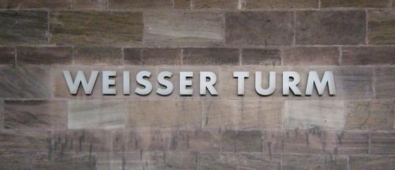 U-Bahn-Tasse Weisser Turm Nuernberg der Linien in der originalgetreuen Stations-Gestaltung -  angedunkelter monumentaler Kalksandstein mit silbergrauem Schriftzug in Grossbuchstaben