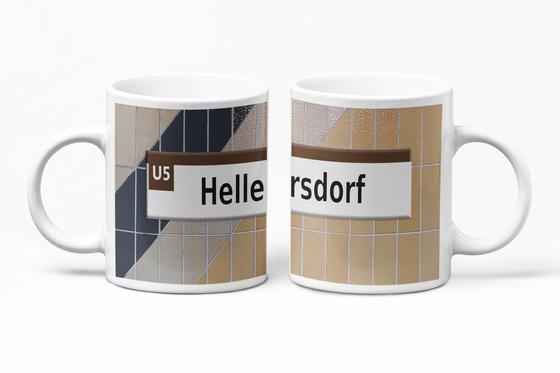 U-Bahn Kaffetasse Hellersdorf schwarze Schrift auf weißem Streifen über braun beige grau gestreiften Kacheln