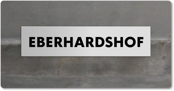 U-Bahn-Magnet Nuernberg Eberhardshof der Linie U1 in der originalgetreuen Stations-Gestaltung - graue Betonwand mit schwarzer Schrift auf weissem Schild