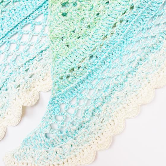 goldmarie Häckelponcho Tuch MOINGIORNO Leo Label - mint-hellblau-creme 