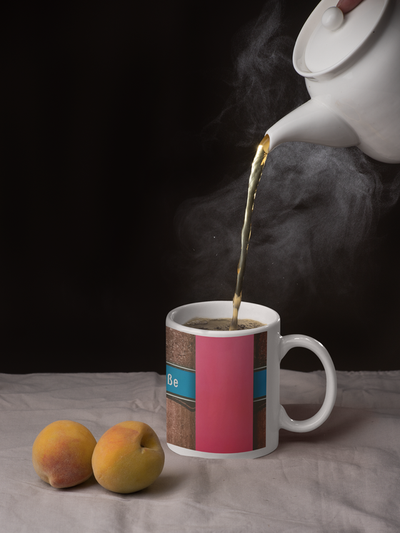 U-Bahnhof Machtlfinger Strasse Kaffeetasse - weiße Schrift auf blauem Schild, vor Betonsäulen-Wand mit pinkem Streifen