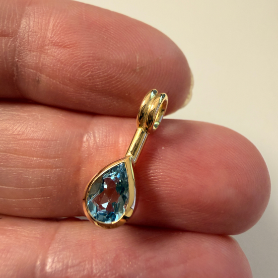 anhaenger_aquamarin_gold_blau