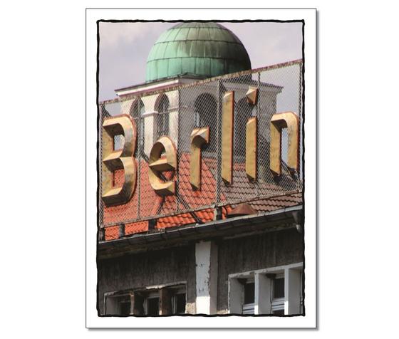Foto eines Berlin Schriftzuges an einem Kuppelbau. 