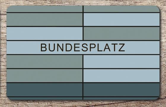 Fruehstuecksbrettchen mit der originalen Ansicht der Hintergleiswand des Berliner U-Bahnhofs Bundesplatz - Wandpanele in verschiedenen Blautoenen