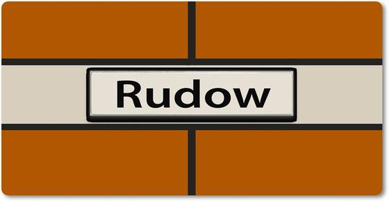 U-Bahnhof Rudow - schwarze Schrift auf weißem Schild mit schwarzer Umrandung vor orangem Hintergrund, von schwarzem Strich durchzogen