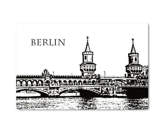 Foto der Oberbaumbruecke in Berlin Friedrichshain Kreuzberg in graphischen Schwarz Weiss.