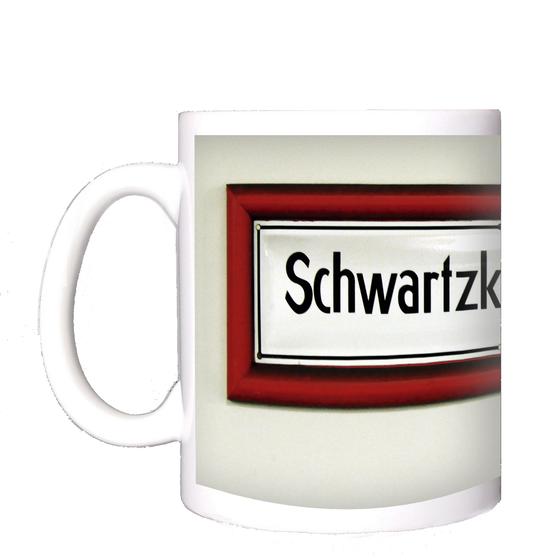 U-Bahnhof Schwartzkopffstraße Kaffeetasse - schwarze Schrift auf weißem, traditionellem U-Bahnschild mit dickem, rotem Rahmen