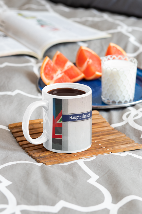 U-Bahnhof Hanover Hauptbahnhof Kaffetasse weiße Schrifft auf blauem Schild über grauer fläche links, rechts Bunte verziehrung in rot, grün und blau