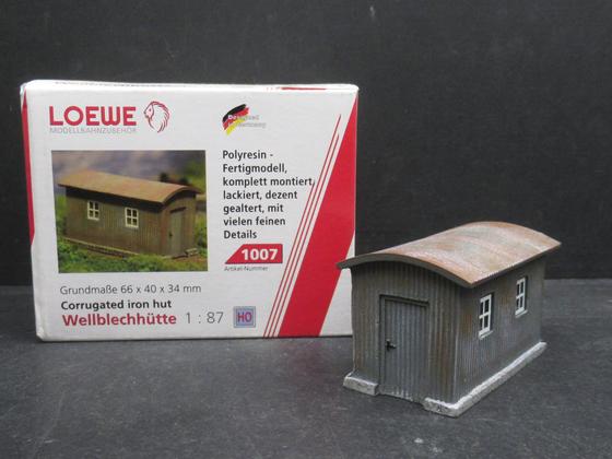 Loewe 1007 Wellblechhütte Fertigmodell Polyresin Modell gealtert Spur H0 OVP