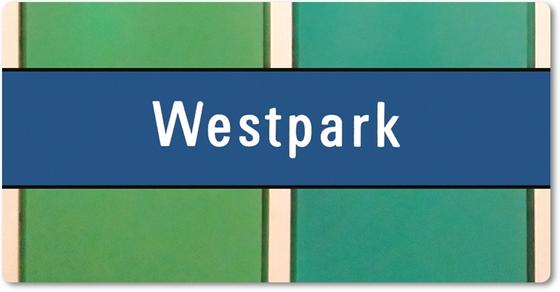 U-Bahnhof Westpark Kühlschrankmagnet - weiße Schrift auf blauem Streifen, auf grün-türkiser Wand mit weißen Längsstreifen