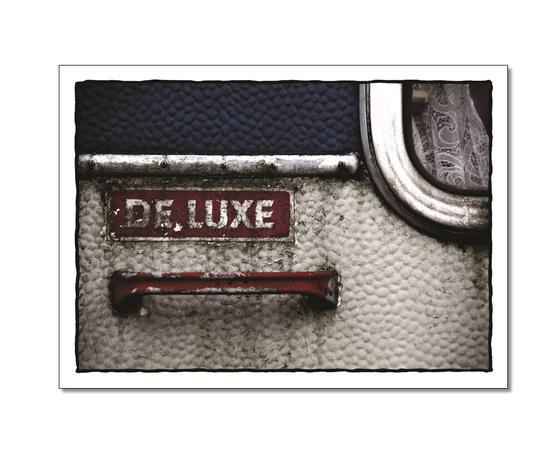Klassische Postkarte - Foto des Schriftzuges De Luxe auf einer Metalltuer. 