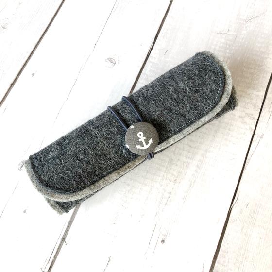 Schmuckrolle aus Wollfilz in Grau und Hellgrau