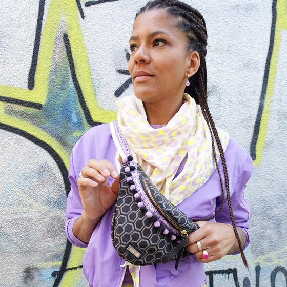 goldmarie Gürteltasche "Hipbag Sixtie Two" mit PomPom grau-schwarz-flieder