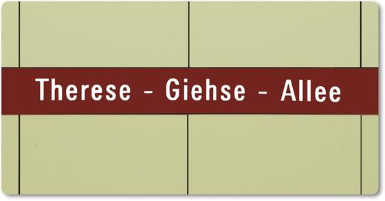 U-Bahnhof Therese-Giehse-Allee Kühlschrankmagnet - weiße Schrift auf dunkelrotem Streifen, vor beiger Plattenwand