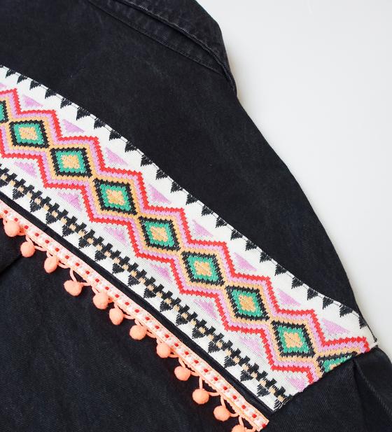 goldmarie Jeansjacke LOVE PEACE MOIN - Ethno Stickmuster mit Pompoms - denim schwarz 