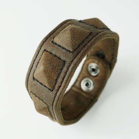goldmarie Armband COVER NIETEN ONE - mit Druckknopf-Verschluss - vintage Leder - braun