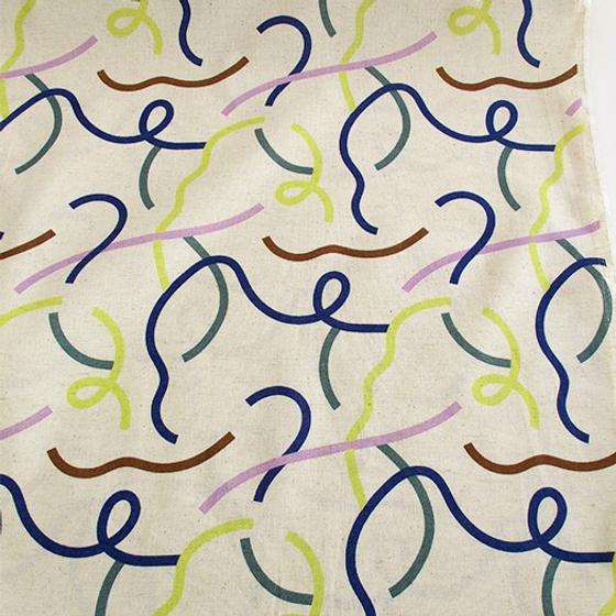 Japanischer Baumwoll-Leinen-Canvas mit dynamischem Linienmuster in modernen Farben. Ideal für Taschen, Accessoires und grafische Nähprojekte.