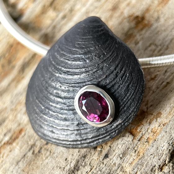 anhaenger_astarte_granat_violett