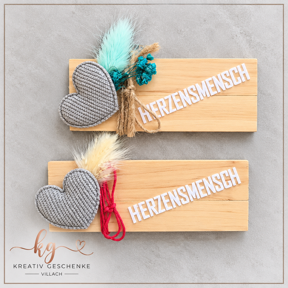 Handgefertigter Lieblingsmensch-Magnet aus Stoffherz mit Flockfolienaufdruck von Kreativ Geschenke Villach.