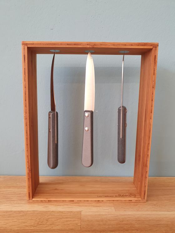 Messerset Grau im Holzrahmen