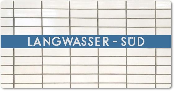 U-Bahn-Magnet Nuernberg Langwasser-Süd der Linie U1 in der originalgetreuen Stations-Gestaltung - weisser Fliesenspiegel mit weisser Schrift auf hellblauem Streifen