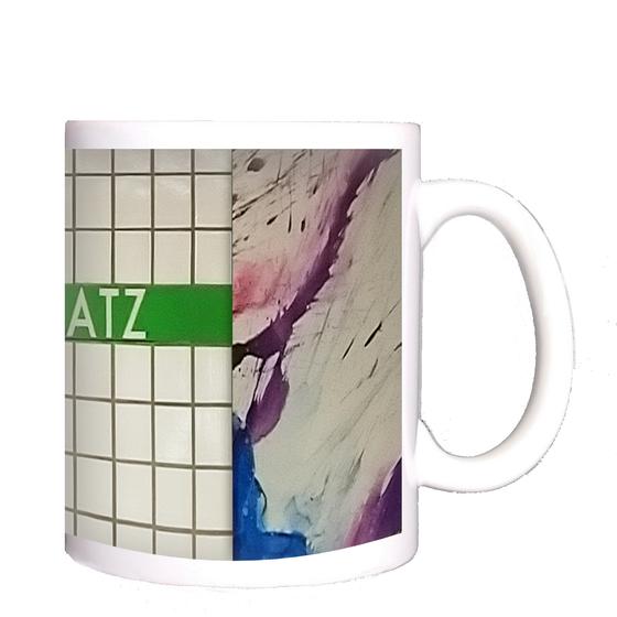 U-Bahn-Tasse Maffeiplatz der Nuernberger Linie U1 in der originalgetreuen Stations-Gestaltung - weiße Schrift auf grünem Streifen, Kachelhintergrund mit Wasserfarbengestaltung