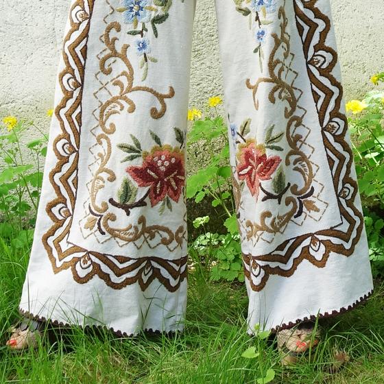 goldmarie Damast Hose NR 1 - Blumenmuster - hand bestickt - Vintage-Stoff Recycelt - ONE SIZE