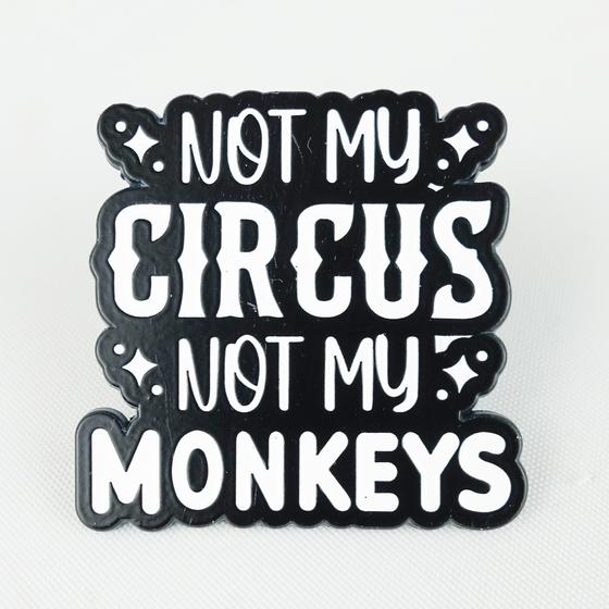 goldmarie Pin NOT MY CICUS NOT MY MONKEYS - schwarz-weiß - 3x3,5cm