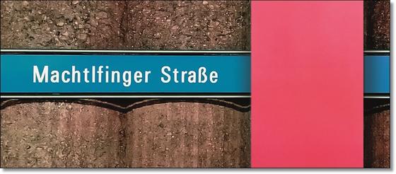 U-Bahnhof Machtlfinger Strasse Kaffeetasse - weiße Schrift auf blauem Schild, vor Betonsäulen-Wand mit pinkem Streifen
