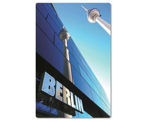Foto einer spiegelnden Hauswand mit dem Fernsehturm am Alexanderplatz in Berlin.