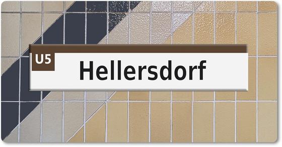 U-Bahn Kühlschrankmagnet Hellersdorf schwarze Schrift auf weißem Streifen über braun beige grau gestreiften Kacheln
