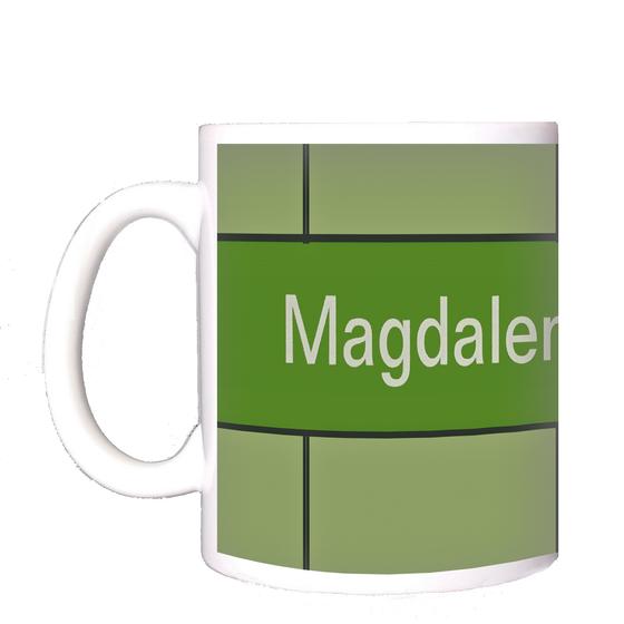 U-Bahnhof Magdalenenstraße Kaffeetasse - weiße Schrift auf grasgrünem Streifen vor waldgrünem Hintergrund, mit schwarzen Fugen