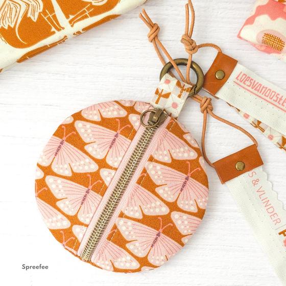 Fox & Flutter von Loes van Oosten für Cotton + Steel mit modernen grafischen Waldmotiven wie dem Square Fox in ruhigen Denimblau-, Rosé- und Grautönen. Ideal für besondere Taschen, Accessoires und Kleidung.