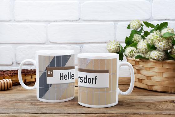 U-Bahn Kaffetasse Hellersdorf schwarze Schrift auf weißem Streifen über braun beige grau gestreiften Kacheln