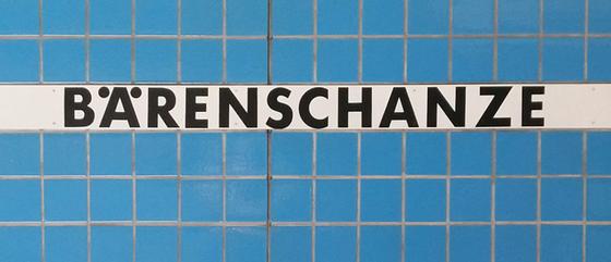 U-Bahn-Tasse Nuernberg Baerenschanze der Linie U1 in der originalgetreuen Stations-Gestaltung - royalblaue quadratische Fliesen mit schwarzer Schrift auf weissem Streifen