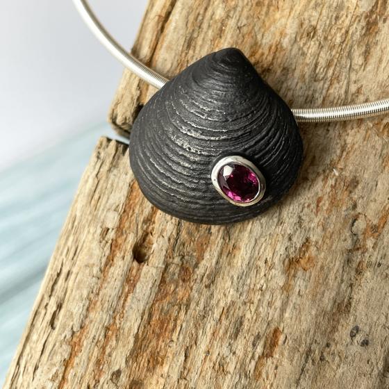 anhaenger_astarte_granat_violett