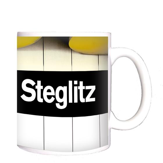 U-Bahnhof Rathaus Steglitz U-Bahn Kaffeetasse - schwarzes Schild mit weißer Schrift zwischen Gleisbett und runder Deckengestaltung