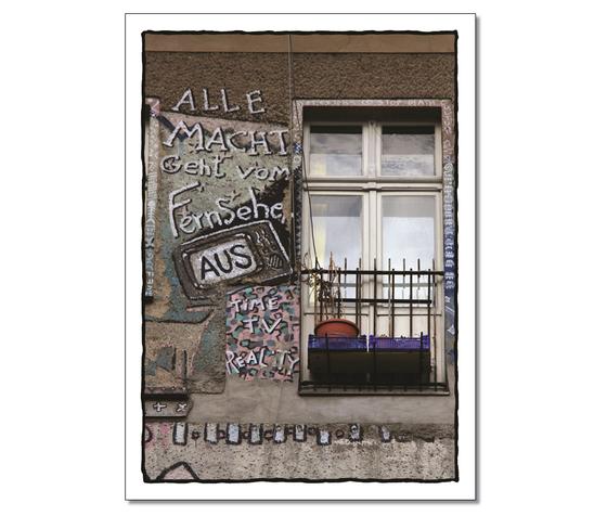 Klassische Postkarte - Foto einer Haeuserwand mit einem Fenster. An der Wand steht geschrieben: Alle Macht geht vom Fernseher aus. Time, TV, Reality. 