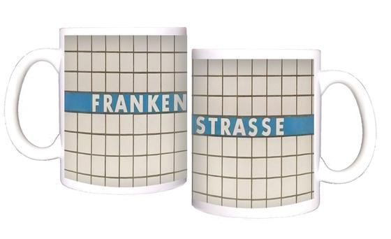 U-Bahn-Tasse Frankenstrasse der Nuernberger Linie U1 in der originalgetreuen Stations-Gestaltung - weiße Schrift auf blauem Streifen, Kachelhintergrund