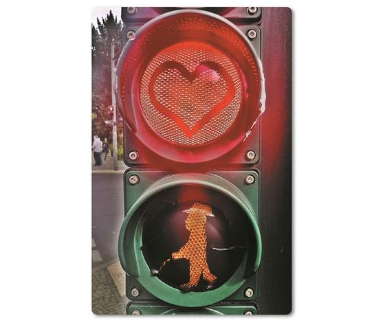 Foto einer Berliner Ampel mit einem Ampelherz. 